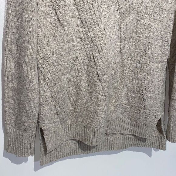 Banana Republic Women's Tan Slit Asymmetrical Hem Long Sleeve Sweater Size Small - Picture 3 of 10